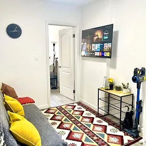 Homelike In The Heart Of China Town Apartment